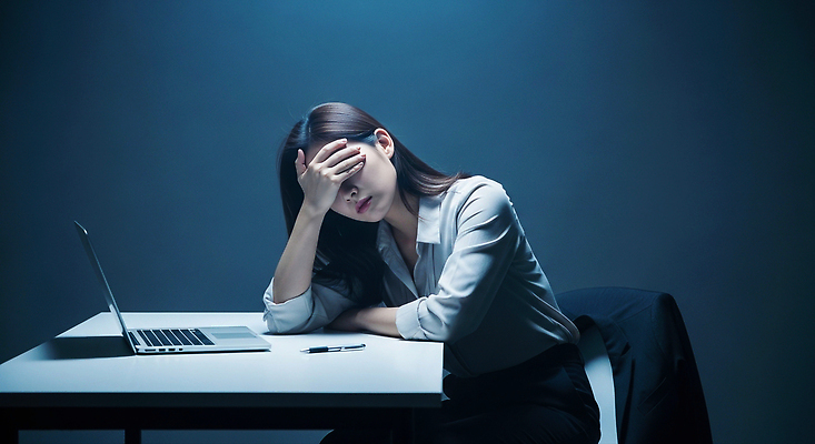 JPG 편집이미지 여자 스트레스 표정 피곤 노트북 사무실 펜 슬픔 작업 책상 고민 만성피로 혼자 의료성형뷰티 편집실사 AI인물포토 AI콘텐츠 감정 가구 컨셉 비즈니스 사람 전자제품 필기구 CG 파일형식 AI포토