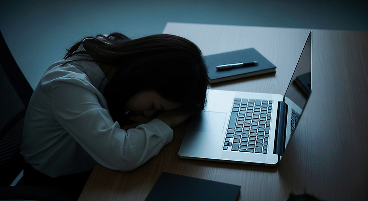 JPG 편집이미지 스트레스 표정 피곤 사람 컴퓨터 사무실 작업 집중 고립 만성피로 의료성형뷰티 편집실사 AI인물포토 AI콘텐츠 컨셉 비즈니스 전자제품 CG 파일형식 AI포토