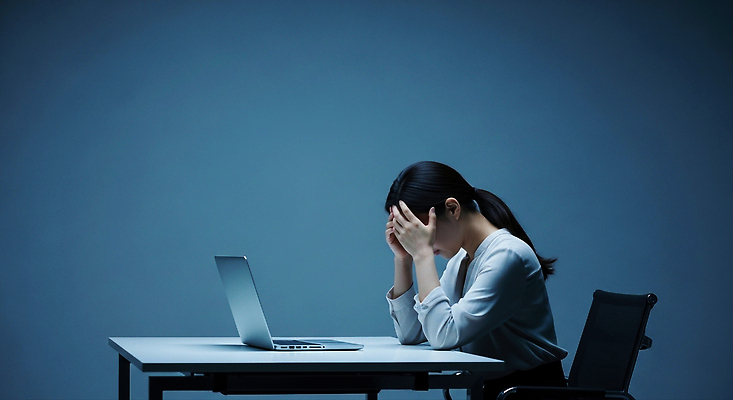 JPG 편집이미지 여자 감정 스트레스 피곤 전자제품 컴퓨터 사무실 환경 집중 모던 고민 고립 만성피로 어려움 의료성형뷰티 편집실사 AI인물포토 AI콘텐츠 컨셉 비즈니스 사람 CG 파일형식 AI포토