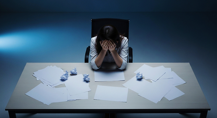 JPG 편집이미지 감정 종이 스트레스 피곤 여름 사무실 기록 실패 좌절 집중 책상 노력 고립 만성피로 창의성 의료성형뷰티 편집실사 AI인물포토 AI콘텐츠 계절 가구 컨셉 비즈니스 CG 파일형식 AI포토