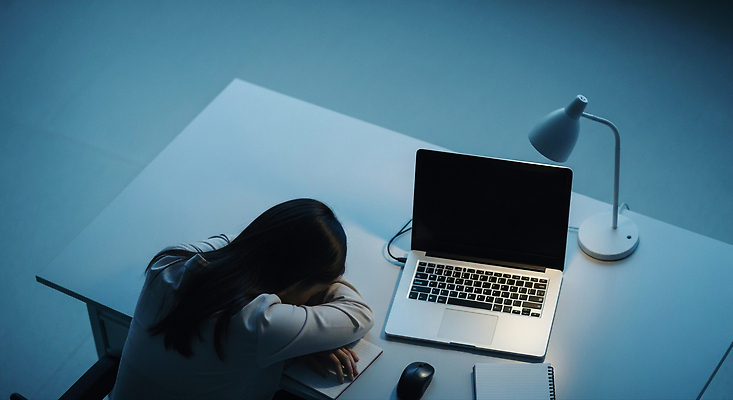 JPG 편집이미지 여자 휴식 조명 스트레스 피곤 노트북 작업 집중 만성피로 우울감 의료성형뷰티 편집실사 AI인물포토 AI콘텐츠 감정 컨셉 사람 전자제품 CG 파일형식 AI포토