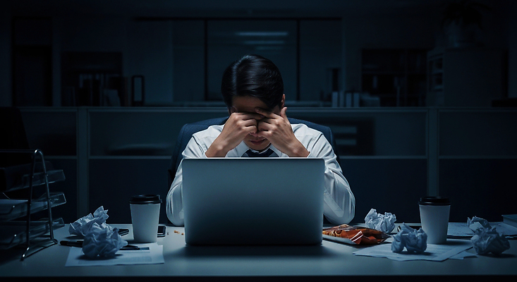 JPG 편집이미지 남자 종이 스트레스 피곤 컴퓨터 사무실 어둠 고통 작업 사무원 커피잔 집중 야근 만성피로 의료성형뷰티 편집실사 AI인물포토 AI콘텐츠 직업 감정 커피 컨셉 비즈니스 잔 사람 전자제품 업무 CG 파일형식 AI포토