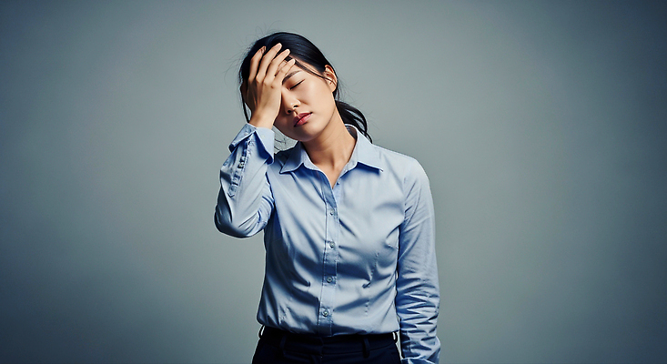 JPG 편집이미지 여자 감정 스트레스 표정 피곤 서기 고민 일과 만성피로 어려움 이마 의료성형뷰티 차분 편집실사 AI인물포토 AI콘텐츠 컨셉 모션 사람 CG 파일형식 AI포토