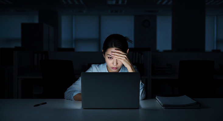 JPG 편집이미지 여자 감정 스트레스 피곤 노트북 빛 컴퓨터 사무실 어둠 시간 업무 작업 집중 고민 만성피로 의료성형뷰티 편집실사 AI인물포토 AI콘텐츠 컨셉 비즈니스 사람 전자제품 CG 파일형식 AI포토