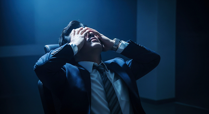 JPG 편집이미지 손 남자 감정 얼굴 포즈 스트레스 직장 피곤 사무실 고통 작업 불안 긴장 만성피로 의료성형뷰티 편집실사 AI인물포토 AI콘텐츠 컨셉 회사 비즈니스 사람 신체부위 CG 파일형식 AI포토