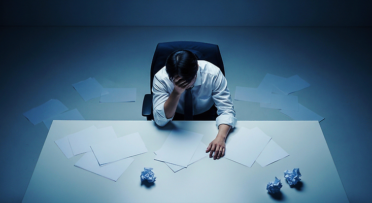 JPG 편집이미지 남자 감정 종이 스트레스 피곤 작업 좌절 집중 고민 만성피로 혼란 의료성형뷰티 편집실사 AI인물포토 AI콘텐츠 컨셉 사람 CG 파일형식 AI포토