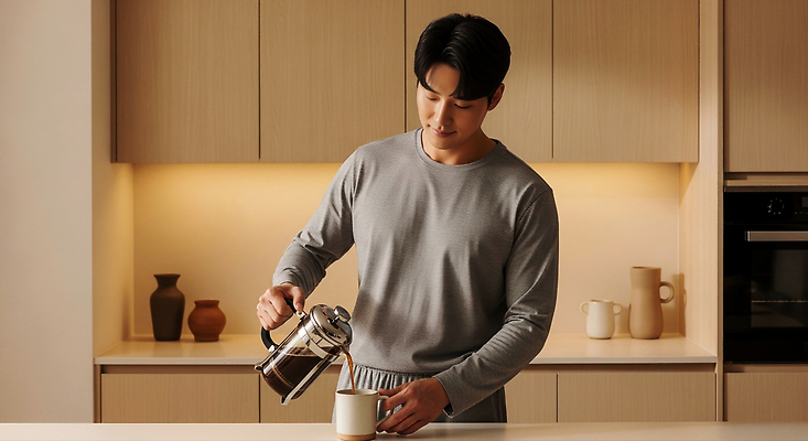 JPG 편집이미지 남자 여유 커피 음료 아침 조명 일상 주방 분위기 계산대 집중 준비 순간 프렌치프레스 의료성형뷰티 편집실사 AI인물포토 AI콘텐츠 주간 감정 컨셉 사람 라이프 CG 커피용품 파일형식 AI포토