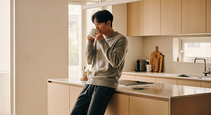 JPG 편집이미지 남자 커피 탁자 아침 휴식 주택 따뜻함 요리 일상 생활 햇빛 주방 분위기 편안함 의료성형뷰티 편집실사 AI인물포토 AI콘텐츠 주간 음료 가구 컨셉 사람 건물 라이프 태양 감각 CG 파일형식 AI포토