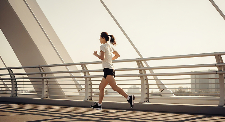 포토 JPG 편집이미지 여자 스포츠 자연 아침 건강 달리기 조깅 운동 햇빛 헬스 자유 도시 러닝 의료성형뷰티 편집실사 AI인물포토 AI콘텐츠 주간 컨셉 모션 사람 태양 CG 생태계 파일형식 AI포토