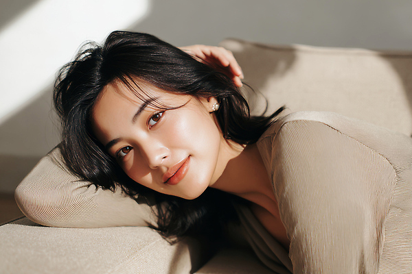 JPG 편집이미지 여자 행복 감정 포즈 미소 일상 인테리어 소파 고요 분위기 편안함 뷰티풀 의료성형뷰티 스타일 편집실사 AI인물포토 AI콘텐츠 디자인 컨셉 의자 표정 사람 라이프 감각 CG 파일형식 AI포토