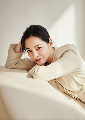 JPG 편집이미지 여자 포즈 표정 웃음 일상 소파 촬영 공간 분위기 편안함 모던 감성 의료성형뷰티 스타일 편집실사 AI인물포토 AI콘텐츠 컨셉 의자 사람 라이프 감각 CG 파일형식 AI포토