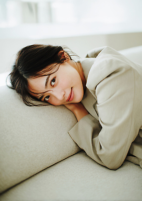 JPG 편집이미지 여자 패션 행복 얼굴 포즈 실내 따뜻함 미소 청춘 소파 머리 촬영 편안함 의료성형뷰티 스타일 편집실사 AI인물포토 AI콘텐츠 감정 컨셉 의자 표정 사람 내부 신체부위 감각 CG 파일형식 AI포토