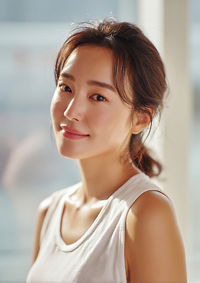 JPG 편집이미지 헤어스타일 여자 감정 얼굴 포즈 실내 따뜻함 표정 미소 빛 뷰티 편안함 노출 의료성형뷰티 편집실사 AI인물포토 AI콘텐츠 사람 내부 신체부위 감각 CG 파일형식 AI포토