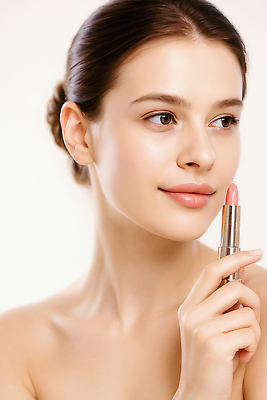 JPG 모델 편집이미지 손 여자 분홍색 조명 미소 화장 뷰티 화장품 촉촉함 립스틱 피부 뷰티풀 의료성형뷰티 편집실사 AI인물포토 AI콘텐츠 컬러 표정 사람 신체부위 젖음 CG 파일형식 AI포토