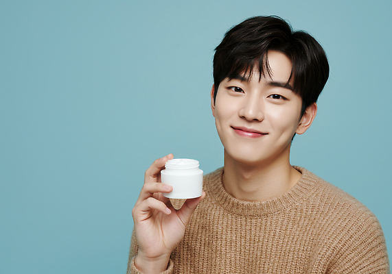 JPG 편집이미지 남자 포즈 표정 미소 뷰티 촬영 상품 편안함 크림 피부관리 스킨케어 밝은색 의료성형뷰티 청량 편집실사 AI인물포토 AI콘텐츠 사람 감각 CG 파일형식 AI포토