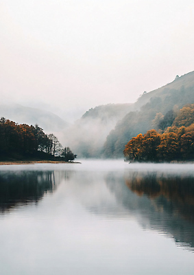 JPG 편집이미지 호수 여행 단풍 자연 아침 산 풍경 물 반사 평화 안개 수면 편집실사 AI포토 AI콘텐츠 주간 자연요소 컨셉 잎 날씨 CG 생태계 파일형식