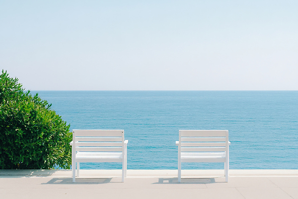 JPG 편집이미지 여유 바다 의자 자연 날씨 휴식 풍경 해변 야외 파란색 햇빛 평화 정원 편집실사 AI포토 AI콘텐츠 감정 컬러 가구 컨셉 태양 CG 생태계 파일형식