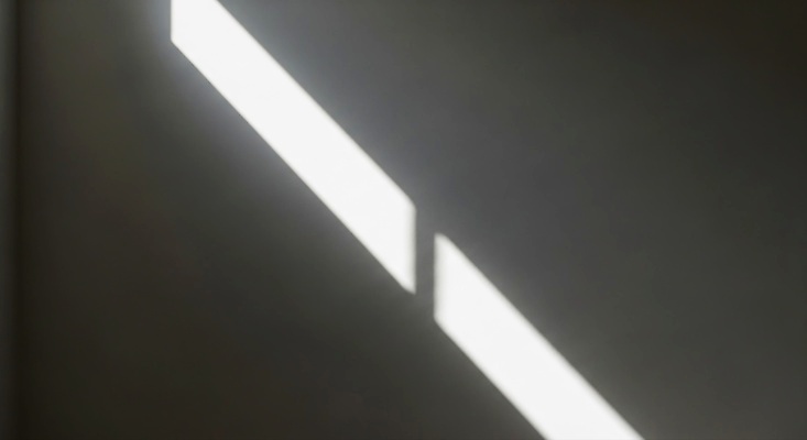 JPG 편집이미지 벽 컬러 창문 아침 조명 실내 그림자 일상 빛 태양 평화 공간 오후 편집실사 AI포토 AI콘텐츠 주간 자연요소 컨셉 내부 라이프 CG 파일형식