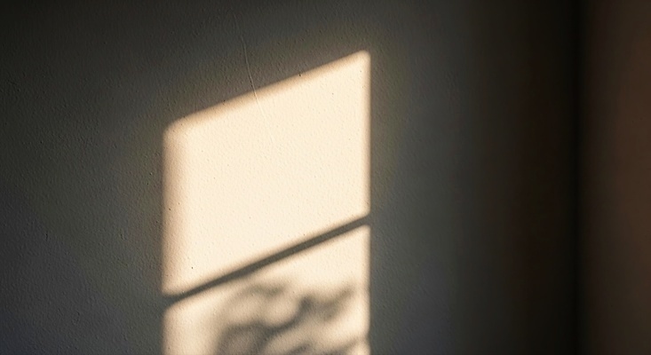 JPG 편집이미지 디자인 벽 컬러 패턴 창문 아침 날씨 실내 그림자 빛 햇빛 분위기 편안함 차분 편집실사 AI포토 AI콘텐츠 주간 컨셉 무늬 내부 태양 감각 CG 파일형식