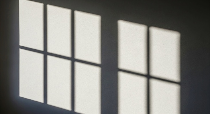 JPG 편집이미지 여유 벽 창문 실내 그림자 일상 빛 햇빛 공간 방 분위기 편안함 조용 구도 편집실사 AI포토 AI콘텐츠 감정 컨셉 내부 라이프 태양 감각 CG 파일형식