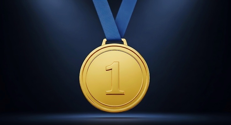 JPG 편집이미지 디자인 스포츠 상징 성공 조명 경쟁 금색 축하 우승 수상_상을받음 트로피 메달 시상식 이미지편집 AI컴퓨터그래픽 AI콘텐츠 컬러 컨셉 최고 상_우승 상_상패 파일형식