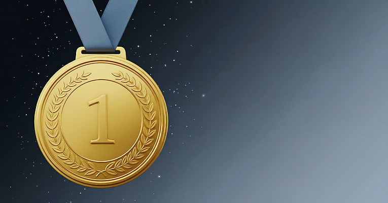 JPG 편집이미지 스포츠 상징 성공 경쟁 기쁨 우승 수상_상을받음 목표 메달 노력 금메달 상금 시상식 영예 이미지편집 AI컴퓨터그래픽 AI콘텐츠 감정 컨셉 최고 상_상패 파일형식