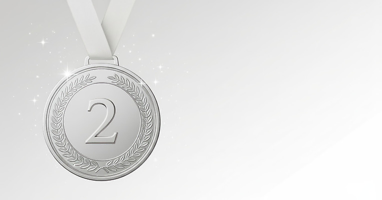 JPG 편집이미지 스포츠 상징 성공 운동선수 경기 빛 경쟁 우승 수상_상을받음 트로피 노력 대회 2위 시상식 은메달 챔피언 이미지편집 AI컴퓨터그래픽 AI콘텐츠 컨셉 최고 상_우승 메달 파일형식