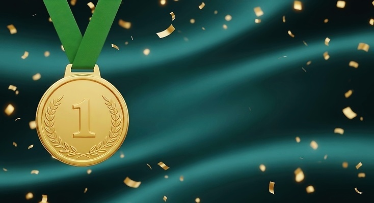 JPG 편집이미지 상징 조각 백그라운드 성공 파란색 축제 경쟁 기쁨 금색 축하 우승 수상_상을받음 트로피 금메달 시상식 이미지편집 AI컴퓨터그래픽 AI콘텐츠 감정 컬러 컨셉 최고 상_우승 메달 파일형식