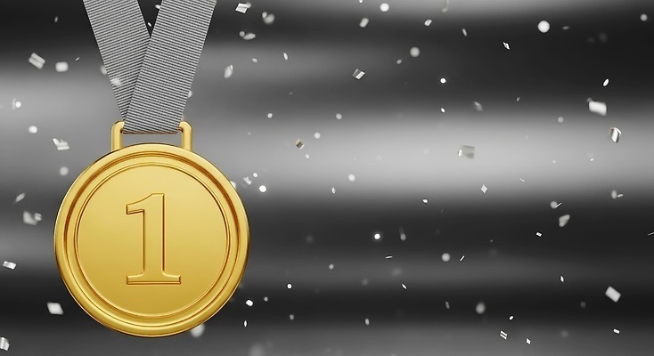 JPG 편집이미지 스포츠 성공 기념 이벤트 경쟁 기쁨 축하 우승 수상_상을받음 황금 메달 금메달 대회 순간 시상식 영예 이미지편집 AI컴퓨터그래픽 AI콘텐츠 감정 컨셉 최고 상_상패 파일형식