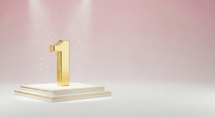 JPG 편집이미지 디자인 상징 성공 기념 이벤트 빛 금색 축하 우승 수상_상을받음 트로피 단상 시상식 이미지편집 AI컴퓨터그래픽 AI콘텐츠 컬러 컨셉 최고 상_우승 파일형식