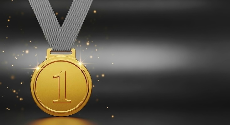 JPG 편집이미지 스포츠 성공 기념 반짝임 경쟁 축하 우승 수상_상을받음 상패 트로피 메달 금메달 영광 대회 시상식 이미지편집 AI컴퓨터그래픽 AI콘텐츠 감정 컨셉 모션 최고 상_우승 상_상패 파일형식