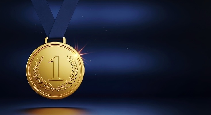 JPG 편집이미지 스포츠 상징 성공 기념 경쟁 우승 수상_상을받음 트로피 메달 금메달 대회 시상식 이미지편집 AI컴퓨터그래픽 AI콘텐츠 컨셉 최고 상_우승 상_상패 파일형식