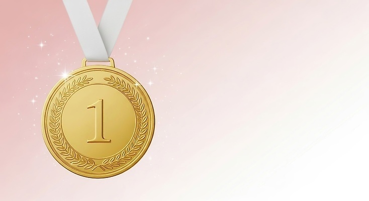 JPG 편집이미지 스포츠 성공 기념 경기 경쟁 축하 우승 수상_상을받음 트로피 금메달 시상식 이미지편집 AI컴퓨터그래픽 AI콘텐츠 컨셉 최고 상_우승 메달 파일형식