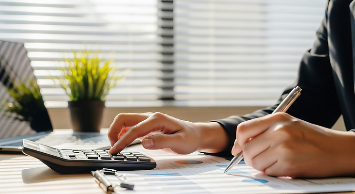 JPG 편집이미지 손 아침 금융 사무실 햇빛 펜 자료 계산기 업무 작업 집중 문서 회계 의료성형뷰티 연말정산 편집실사 주간 컨셉 비즈니스 문구용품 신체부위 경제 태양 필기구 장비 CG 파일형식