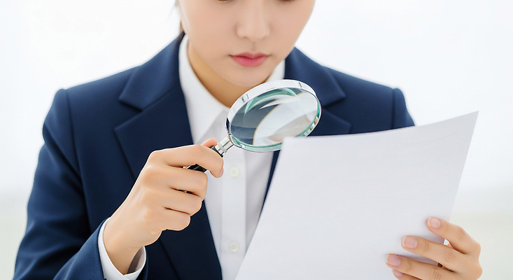 JPG 편집이미지 여자 직장 현미경 실험 경고 사무실 믿음 업무 집중 검사_조사 문서 확대경 의료성형뷰티 연말정산 디테일 편집실사 감정 컨셉 회사 비즈니스 실험기구 사람 경제 작업 CG 파일형식