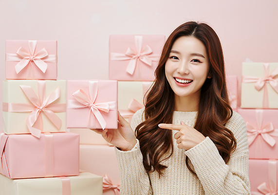 디자인 기념일 감정 컬러 컨셉 표정 사람 이벤트 CG 파일형식 선물 생일 축하 모델 여자 미소 분홍색 상자 행복 백그라운드 인테리어 편집이미지 편집실사 JPG 의료성형뷰티