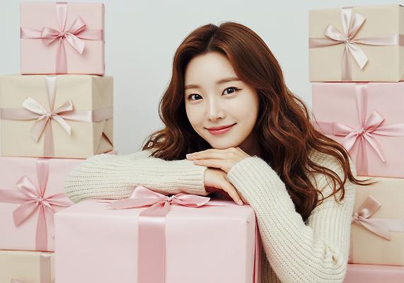 기념일 감정 컬러 컨셉 상의 표정 사람 CG 파일형식 여자 선물 상자 분홍색 베이지색 미소 행복 스웨터 분위기 귀여움 패션 포즈 옷 크리스마스 생일 편집이미지 편집실사 JPG 의료성형뷰티