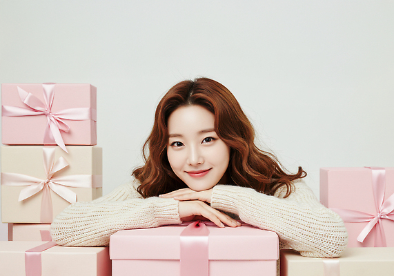 옷 기념일 감정 컬러 컨셉 표정 사람 촬영 CG 파일형식 크리스마스 선물 여자 미소 분홍색 포장 행복 계절 축제 캐주얼 따뜻함 분위기 사진촬영 오브젝트 장식 편집이미지 편집실사 JPG 의료성형뷰티