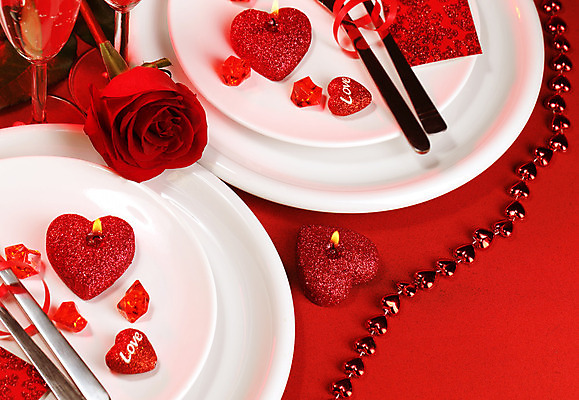 포토 JPG 해외이미지 식기 접시 디자인 기념일 꽃 음식 결혼 포크 유리 탁자 휴가 주택 실내 발렌타인데이 사랑 사람없음 내부 장식 빨간색 세트 장미 파티 식당 저녁식사 침묵 낭만 식탁보 흰색 기구 하트 축하 칼 고급 은색 설정 해외202004 해외포토 모양 식물 감정 컬러 가구 컨셉 데이이벤트 재질 이벤트 건물 상점 식사 소리 파일형식