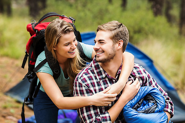 포토 JPG 해외이미지 백인 라이프스타일 커플 여자 남자 행복 배낭 포옹 자연 휴가 함께함 텐트 20대 성인 야외 두명 캠핑 자유 시골 잡기 숲 캠핑장 성인만 해외202004 해외포토 서양인 감정 컨셉 가방 관계 안기 모션 레저 캠핑도구 사람 청년 생활 생태계 파일형식