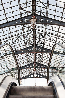 포토 JPG 해외이미지 모양 구름 디자인 실루엣 백그라운드 컨셉 패턴 곡선 비즈니스 건축양식 창문 유리 하늘 지붕 추상 미래 프레임 실내 사람없음 내부 건물 빛 쇼핑 사무실 금속 검은색 줄무늬 흰색 도시 홀 투명 철 묘사 천장 철사 기하학 천창 철강 해외202004 해외포토 자연요소 건축물 건축 선 컬러 무늬 재질 촬영기법 공간 파일형식