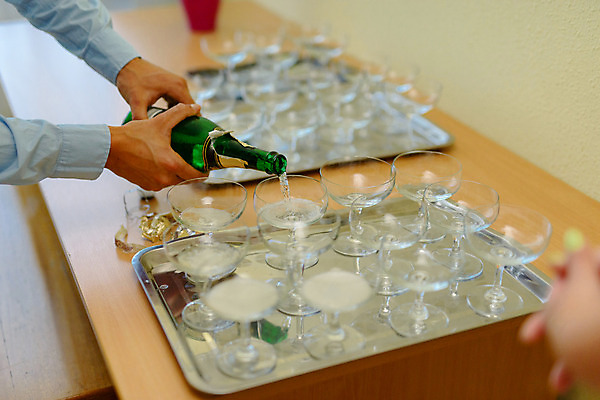 포토 JPG 해외이미지 커플 드레스 여자 행복 안경 음료 결혼 신혼부부 결혼식 갈색머리 함께함 사랑 사람 정장 성인 사람없음 와인 흰색 축하 알코올 샴페인 토스트 해외202004 해외포토 헤어스타일 부부 잡화 옷 감정 빵 컬러 컨셉 관계 주류 이벤트 신혼 파일형식