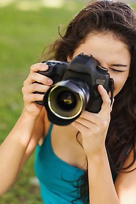 포토 JPG 해외이미지 공원 여자 한명 미소 들기 상반신 청년 성인 취미 야외 앞모습 사진촬영 성인여자한명만 해외202004 해외포토 1 공공시설 뷰포인트 모션 표정 사람 촬영 여자한명만 성인여자만 파일형식