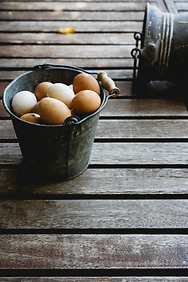 포토 JPG 해외이미지 음식 건강 사람없음 갈색 계란 신선 상품 양동이 유기농 날것 내추럴 해외202004 해외포토 웰빙 컬러 알 파일형식