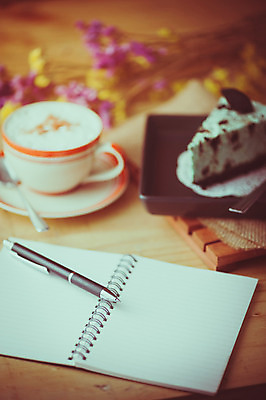 포토 JPG 해외이미지 조각 백그라운드 휴식 사람없음 장식 펜 쿠키 케이크 식당 다이어리 공책 카페 달콤 복고 해외202004 해외포토 컨셉 문구용품 디저트 필기구 상점 사무용품 맛 파일형식