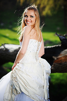 포토 JPG 해외이미지 주간 공원 여자 신부 결혼 한명 성인 야외 옆모습 성인여자한명만 해외202004 해외포토 자연요소 1 공공시설 뷰포인트 사람 이벤트 여자한명만 성인여자만 파일형식