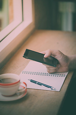 포토 JPG 해외이미지 라이프스타일 손 남자 커피 음료 백그라운드 휴식 신체부위 컵 스마트폰 펜 다이어리 공책 카페 기록 작업 에스프레소 해외202004 해외포토 식기 컨셉 문구용품 사람 생활 핸드폰 스마트기기 필기구 상점 사무용품 파일형식