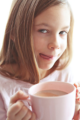 포토 JPG 해외이미지 라이프스타일 커피 어린이 분홍색 겨울 주택 따뜻함 한명 컵 머그컵 마시기 잡기 뜨거움 달콤 부드러움 코코아 파스텔톤 해외202004 해외포토 1 식기 계절 음료 컬러 모션 사람 건물 생활 감각 맛 파일형식