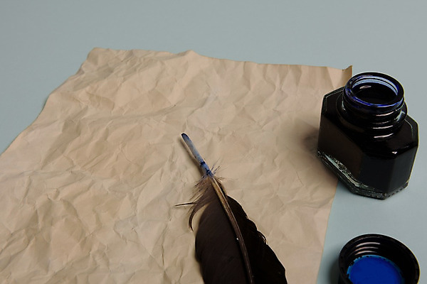 포토 JPG 해외이미지 디자인 교육 종이 백그라운드 캘리그라피 유리 잉크 미술 사람없음 펜 공백 수확 골동품 공구 역사 깃털 오브젝트 질감 문서 복고 페이지 시트 깃털펜 양피지 옛날 원고 해외202004 해외포토 농업 재질 문화예술 필기구 도구 파일형식