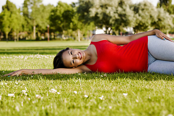 포토 JPG 해외이미지 학생 라이프스타일 공원 여자 행복 흑인 백그라운드 자연 휴식 갈색머리 건강 한명 미소 사람 20대 성인 초록색 여름 봄 자유 신선 거짓말 해외202004 해외포토 서양인 1 헤어스타일 계절 공공시설 감정 컬러 컨셉 표정 청년 생활 생태계 파일형식